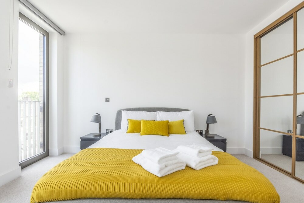 Фото Stunning Brand New Westminster Apartment