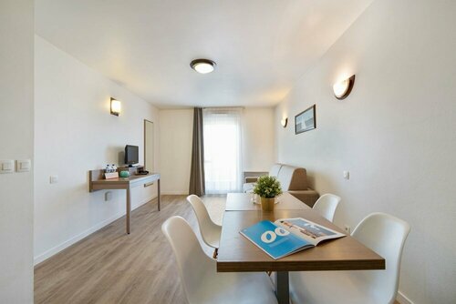 Гостиница Comfort Aparthotel Versailles Saint Cyr Lecole в Трапе