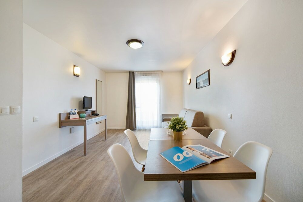 Фото Comfort Aparthotel Versailles Saint Cyr Lecole 