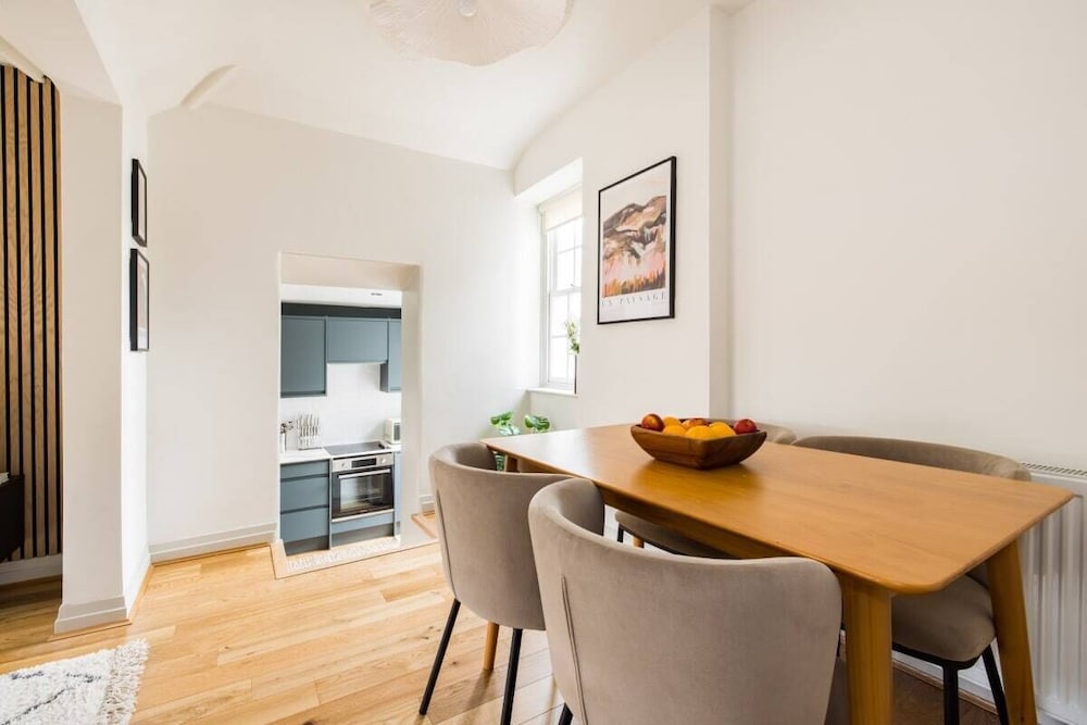 Фото The Escalier Mews - Stunning 3bdr Mews Home Flooded with Natural Light