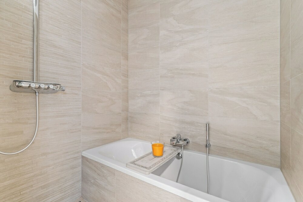 Фото Stylish Luxurious Apt w Pool & Gym Id214