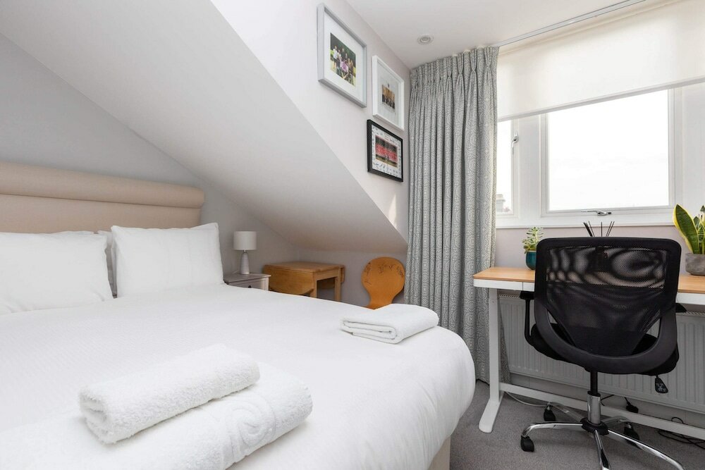 Фото Spacious 3 Bedroom in Notting Hill With Balcony