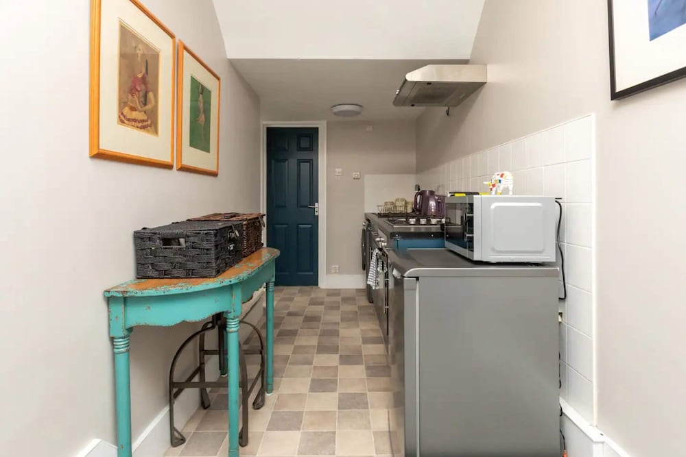 Фото Spacious 1 Bedroom Garden Flat Near King's Road