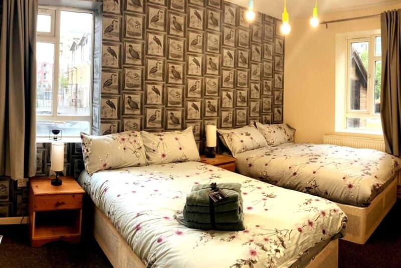 Гостиница Charming Three Bedroom 5 Double Bed Apt in London в Лондоне