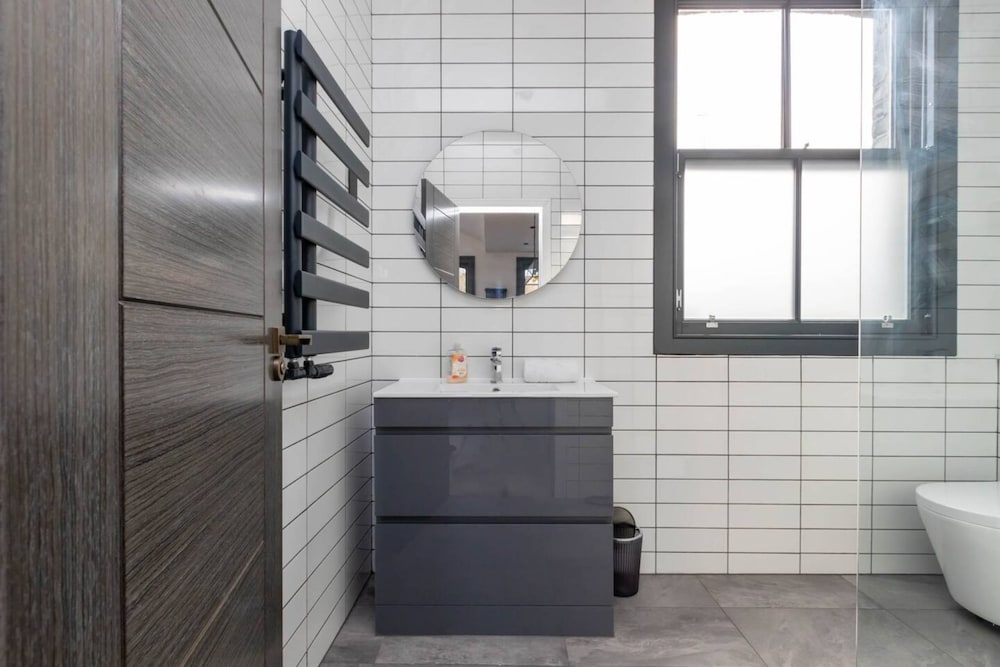 Фото Contemporary 2 Bedroom Apartment on Columbia Road