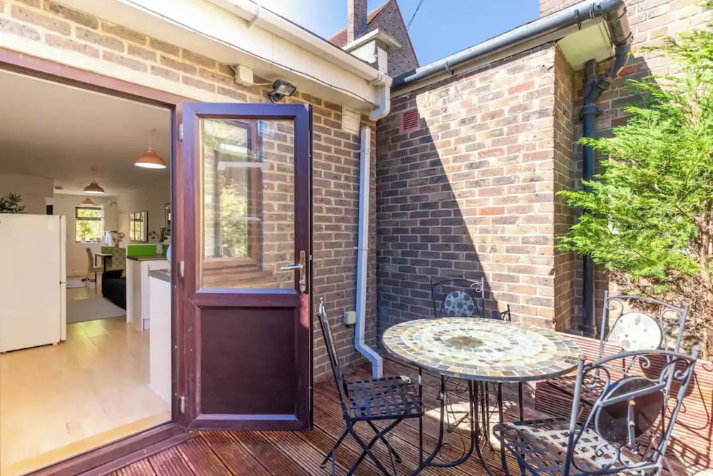 Фото Bright 2 Bedroom House in Kennington