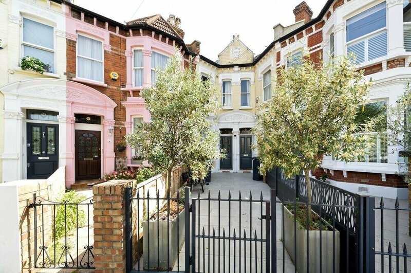Гостиница 3 bed House in Fulham в Лондоне