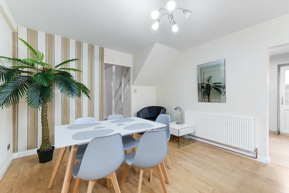 Фото Serviced 4 Bdrm 2 bath house Maidenhead