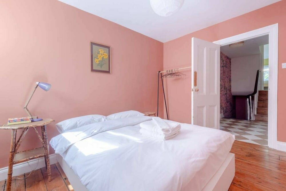 Фото Unique Vintage-style 3bd Flat - Dalston