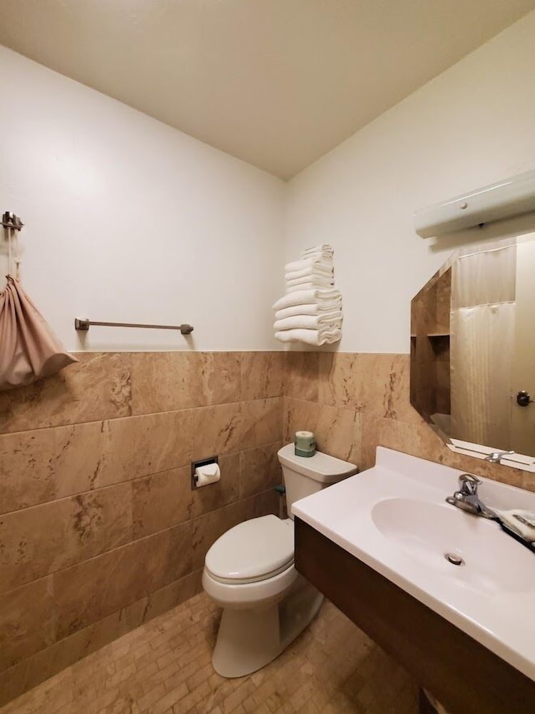 Фото Three Forks Lewis & Clark Motel