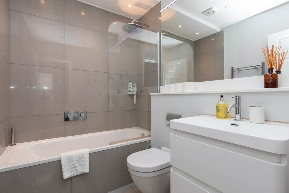 Фото Spacious 3 Bedroom in Notting Hill With Balcony