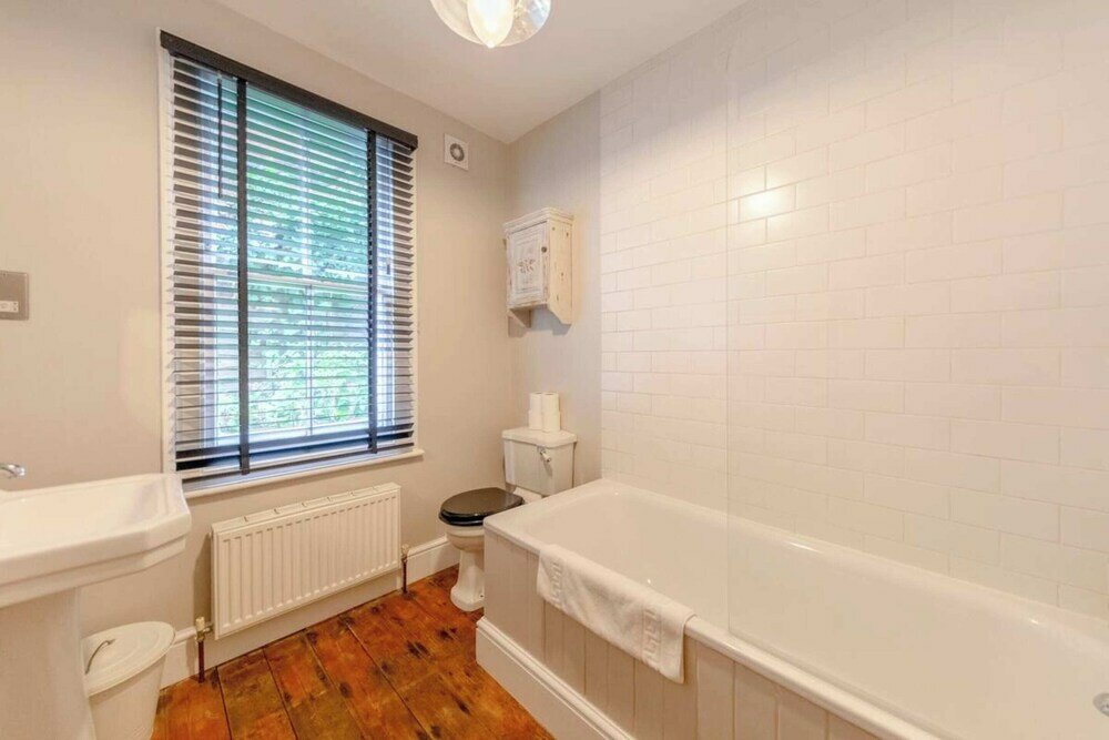Фото Peaceful & Inviting 2bd House - Shepherd's Bush!
