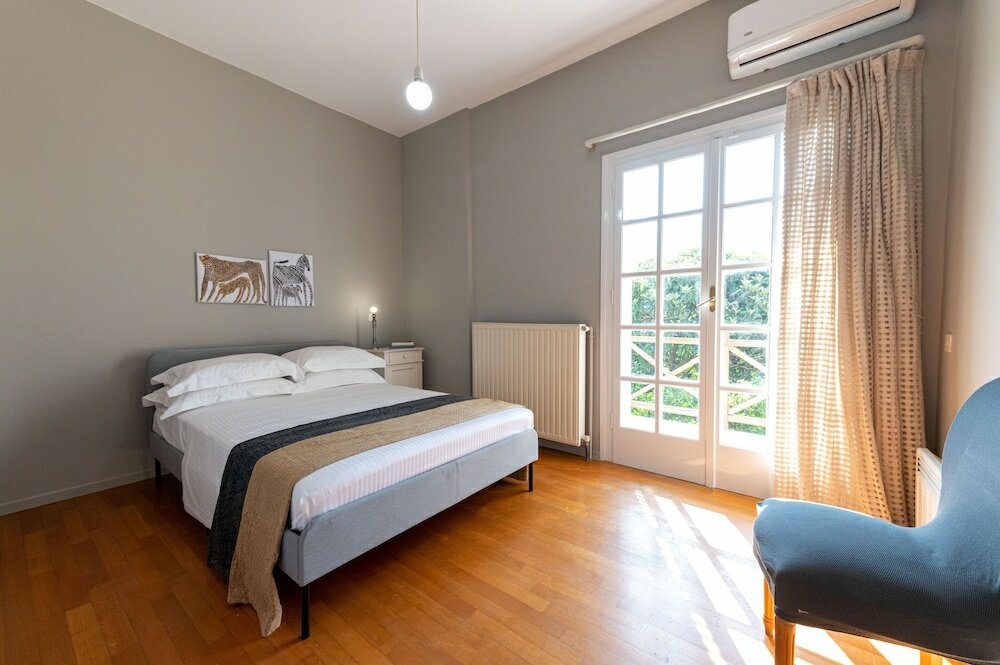 Фото Serene Seaside Bliss - Lush & Secluded Garden Oasis