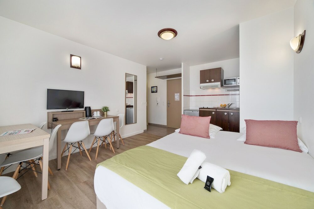 Фото Comfort Aparthotel Versailles Saint Cyr Lecole 