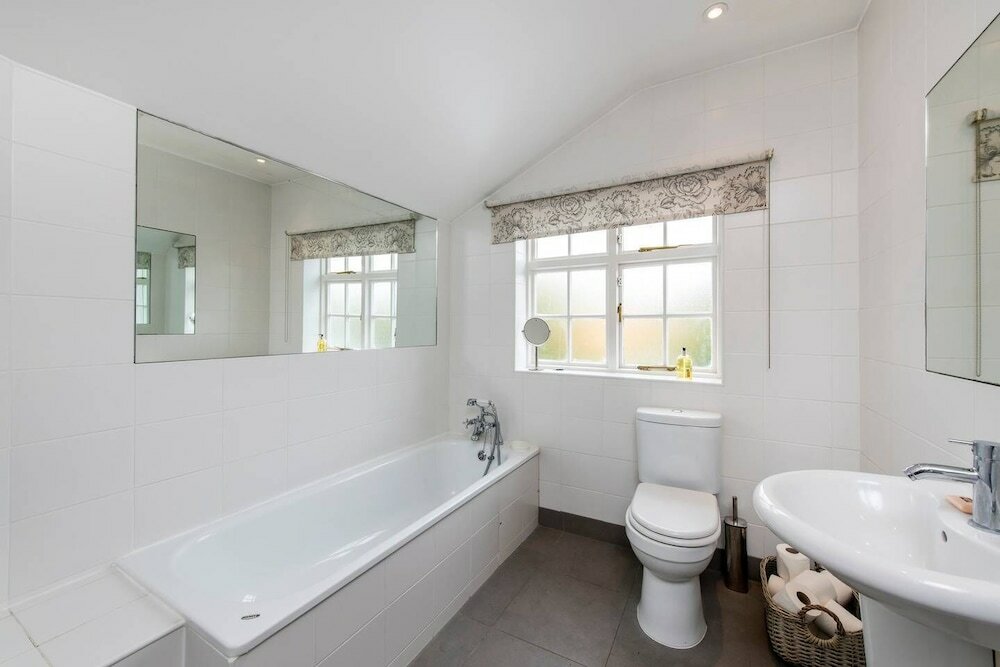 Фото Delightful 2-bed Home, Fulham