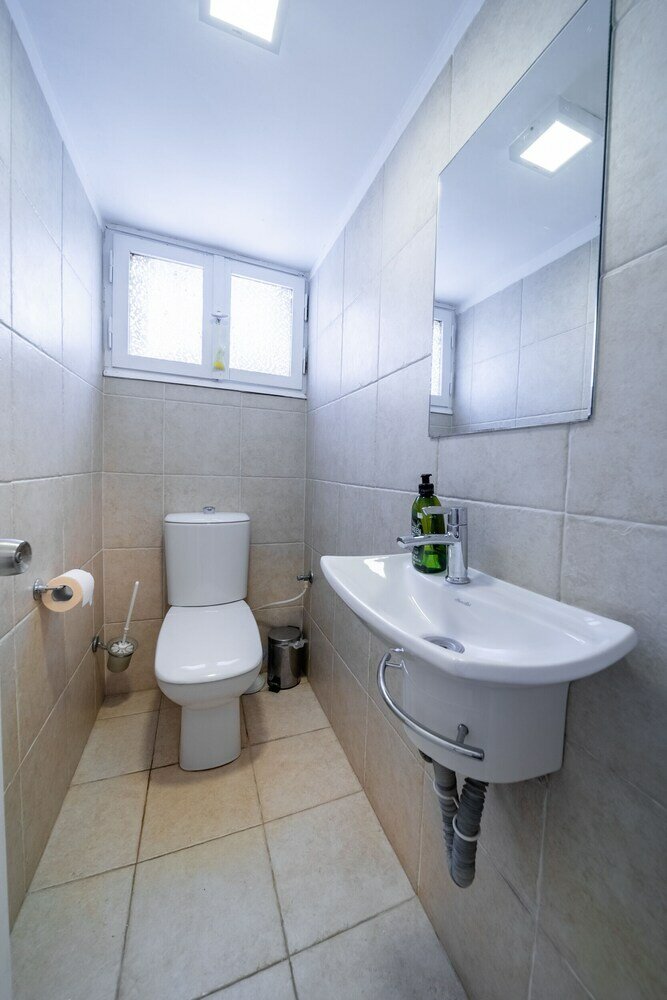 Фото Spacious 4bd House w Pool in Hezliya