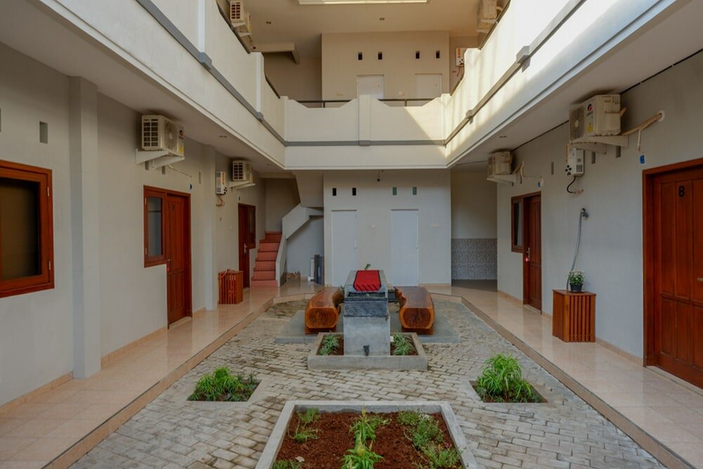 Фото RedDoorz near Alun Alun Kudus 2