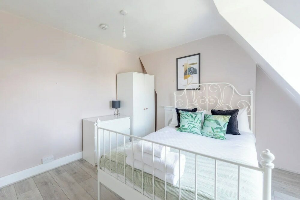 Фото Chic 3bd Flat - 5 Mins to Walthamstow Central!