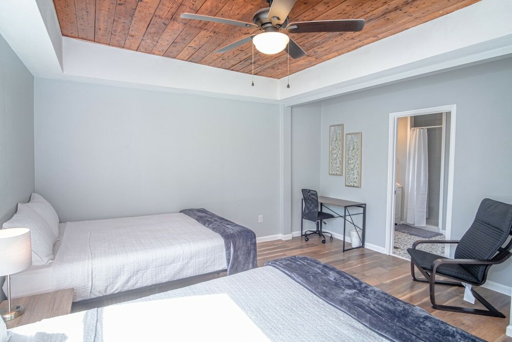 Фото Magnificent Large Home Near Downtown