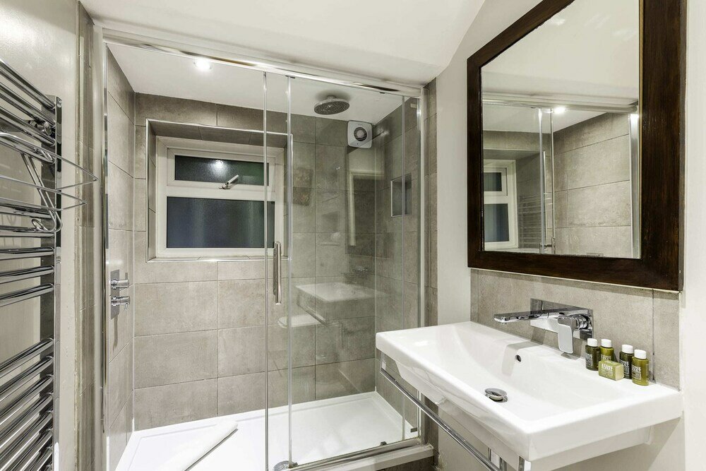 Фото Beautiful Two-bed Abode Near King Cross