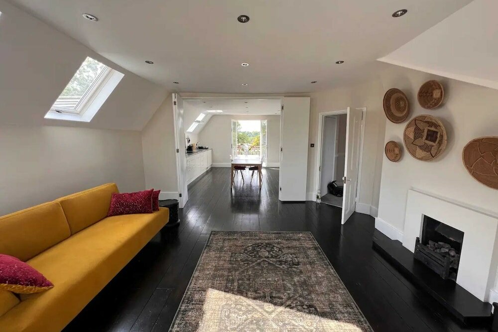 Фото Stylish 1 Bedroom Top Floor Apartment in Highgate