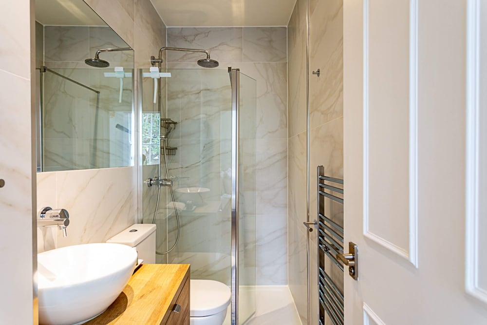 Фото Newly Renovated Two Bedroom Kensington Flat