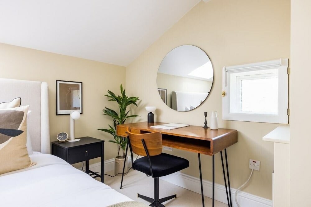 Фото The Shadwell Secret - Contemporary 4bdr House