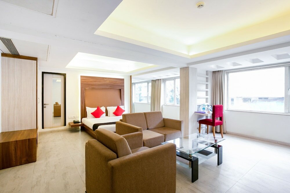 Фото Capital O 45587 The Roa Hotel