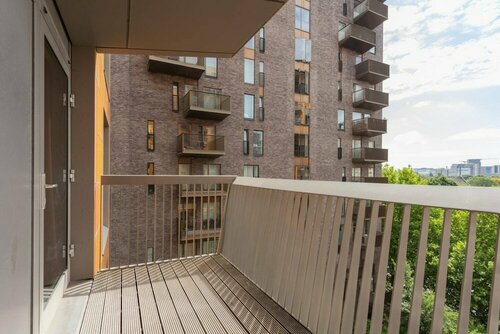 Contemporary 1 Bedroom Apartment in Canning Town With Balcony