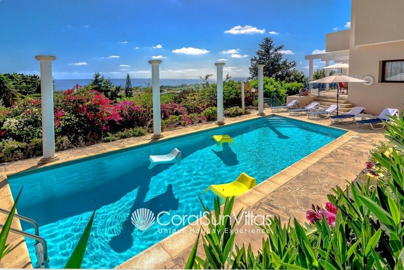 Гостиница Wonderful Quiet Area, Completely Privacy, Large Private Pool, Colourful Garden