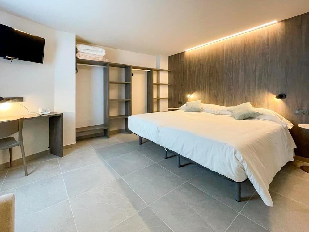 Фото Hotel Quatre Llunes