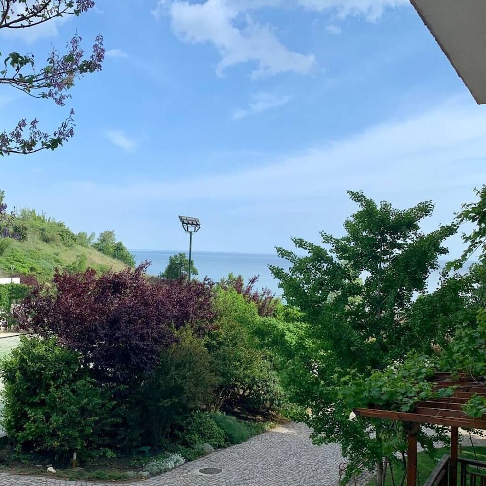 Фото Luxury Apartment in Garden of Eden