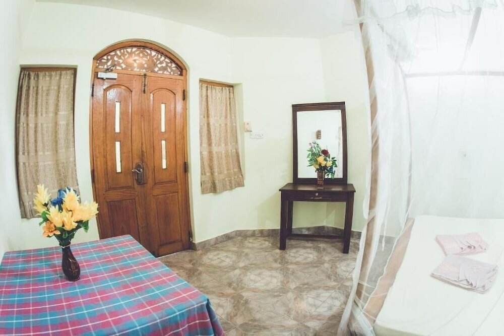 Фото Rupa's Hotel Arugambay