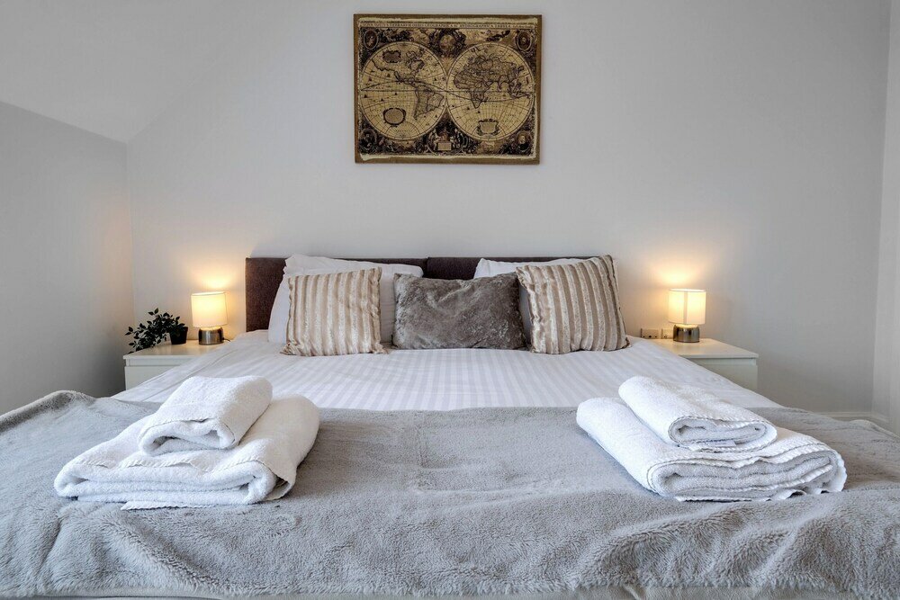 Фото Ferndale Serviced 4 Bedroom 2 Bath House