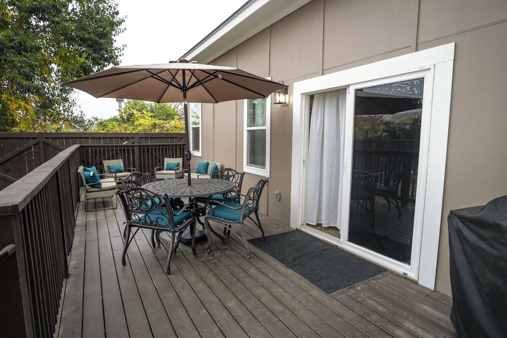 Фото Brand New Large Impressive House Near Downtown!