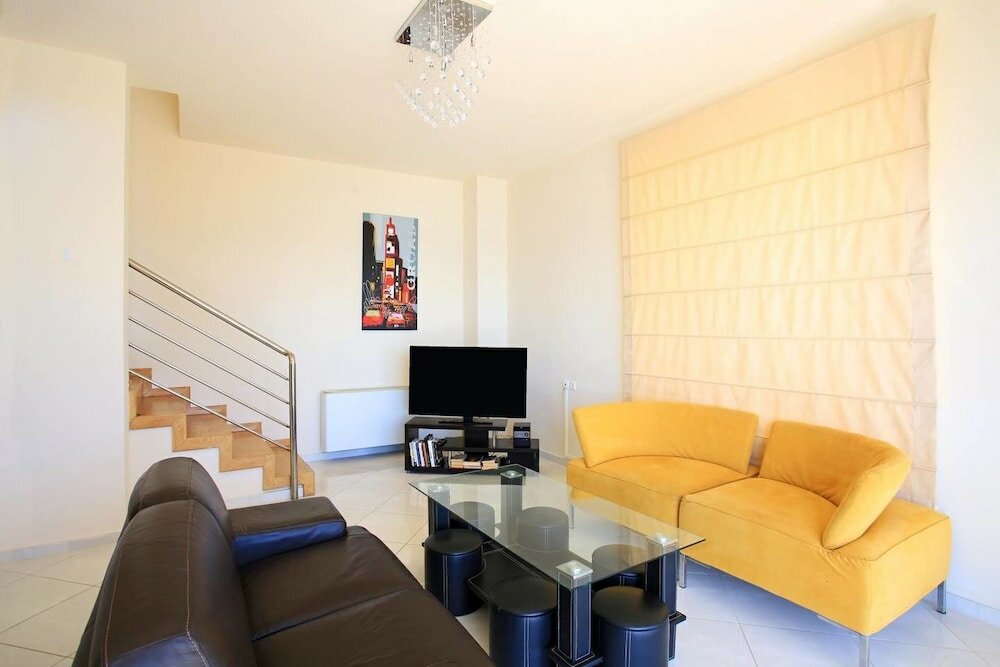 Фото Seafront home 4' walk to private beach