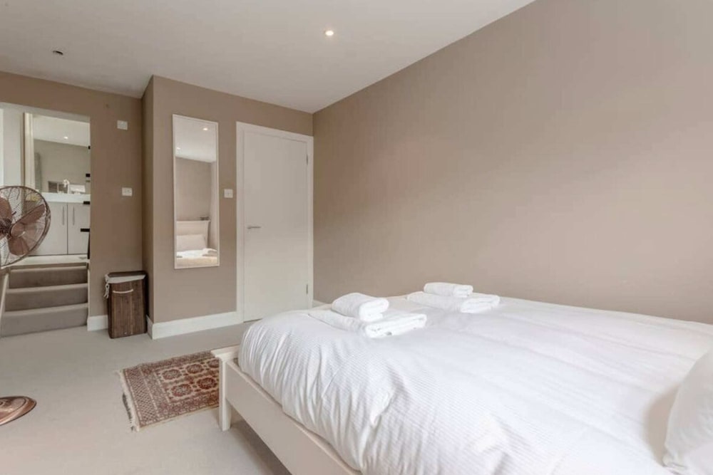 Фото Contemporary 2bd Flat w Patio, Clapham!