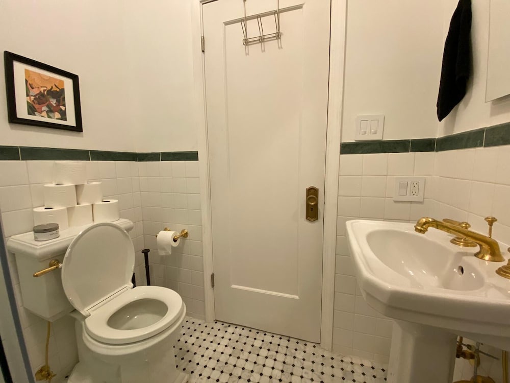 Фото Gorgeous Studio in Beverly Boulevard! Sleeps 4!