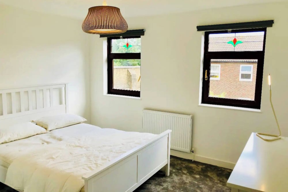 Фото Sunny 3bd House W/private Garden - Wapping!