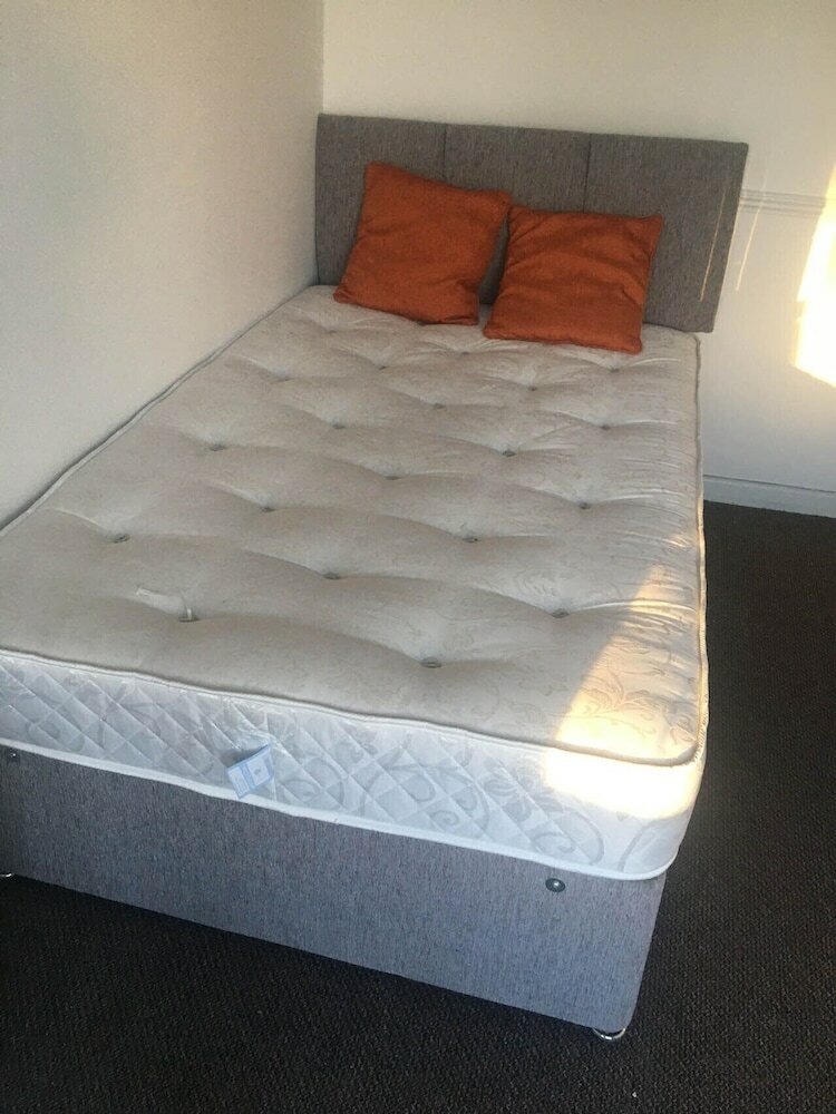 Фото Townhouse @ Victoria Road Stoke