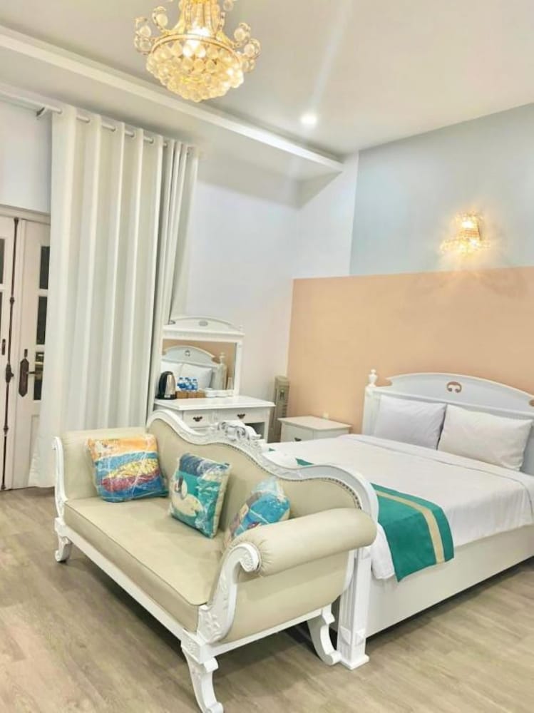 Фото Le Petit Paris Hotel Dalat