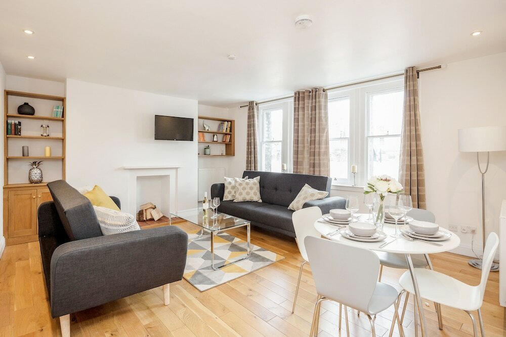 Фото Great Mayfair Apartment - Sleeps 6