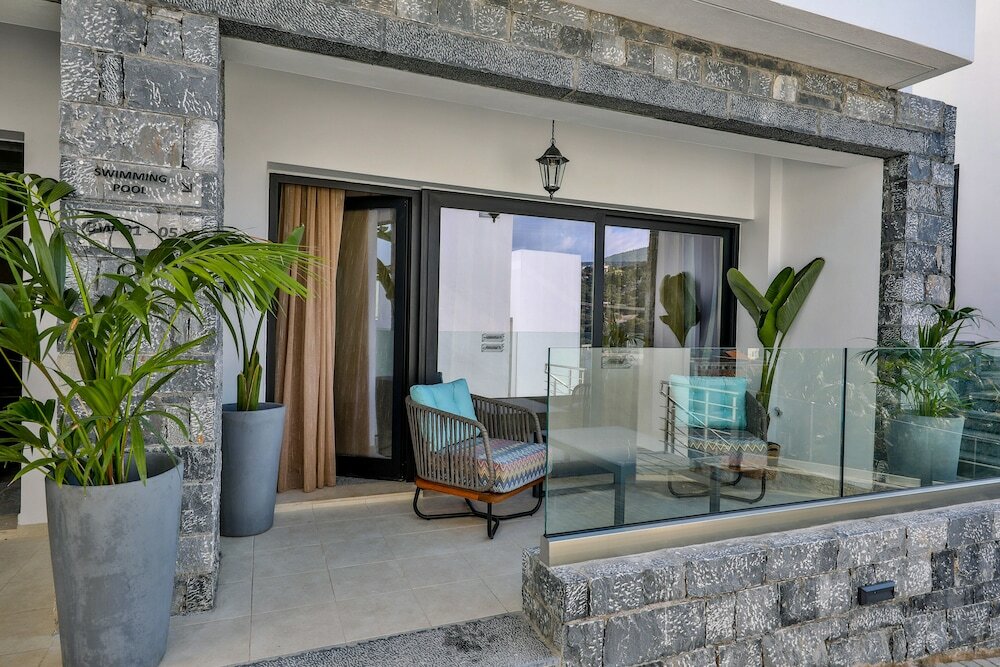 Фото Beach Walk Luxury Suites