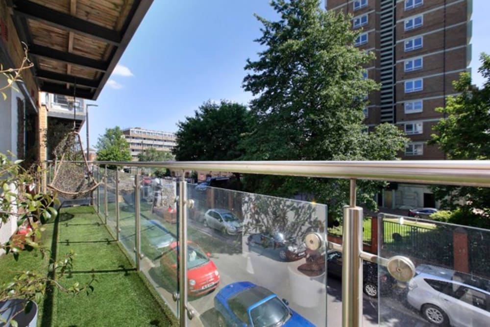 Фото Modern 2bd Flat With Balcony - Battersea
