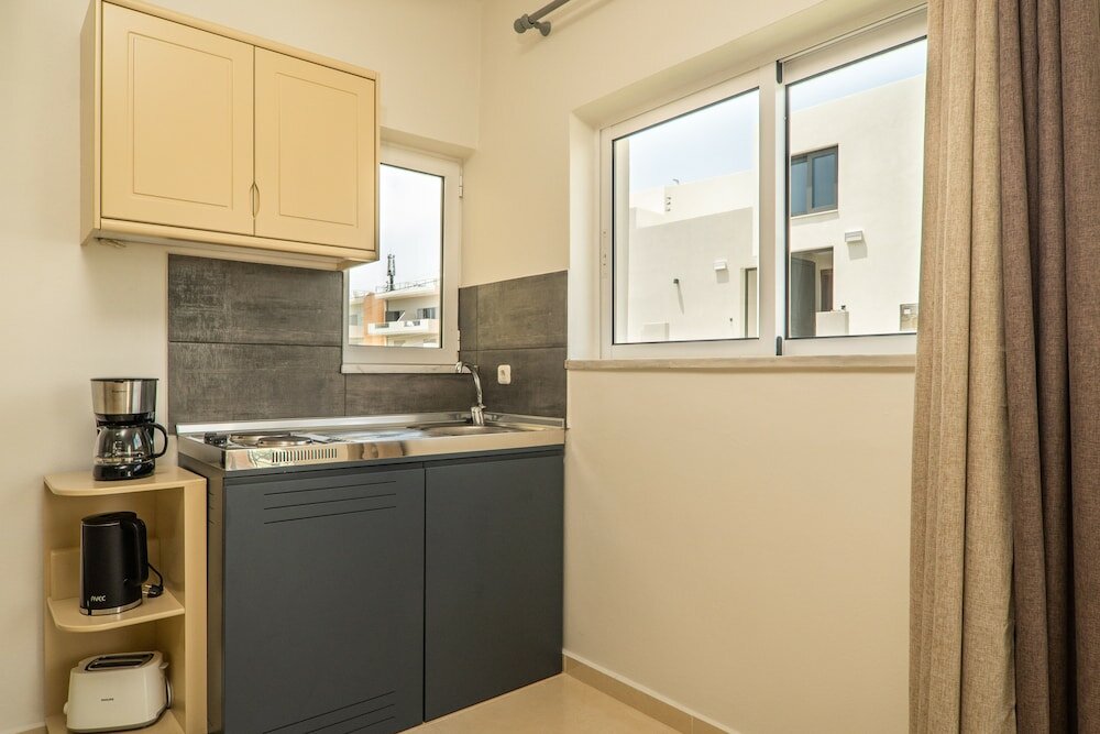 Фото Manos Beachside Apartments