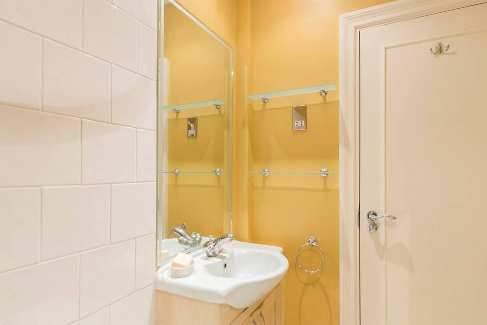 Фото Long Stay Discounts - Charming 1 bed Apt, Chelsea