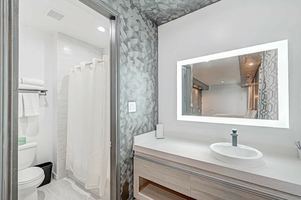 Фото SureStay Hotel by Best Western Houston Southeast