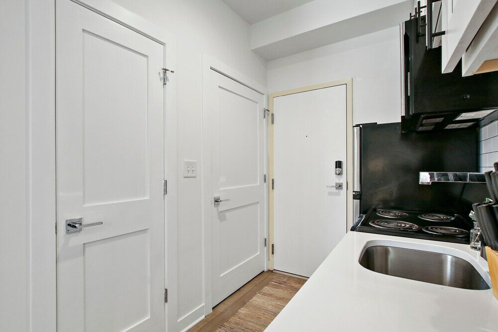 Фото Minimalist Design Studio Apt in Uptown