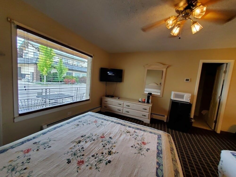 Фото Three Forks Lewis & Clark Motel