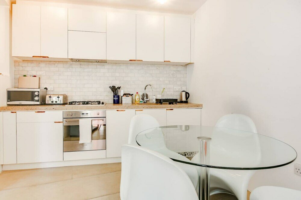 Фото Stylish, Bright Apartment w Private Garden